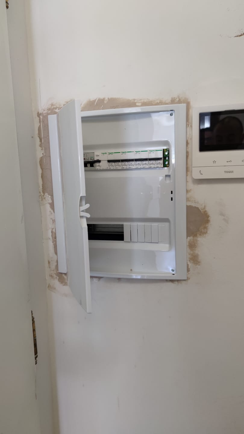 electricista autorizado para adecuar contadores de luz según la normativa vigente de baja tensión precio reforma en cuadro eléctrico en Sevilla