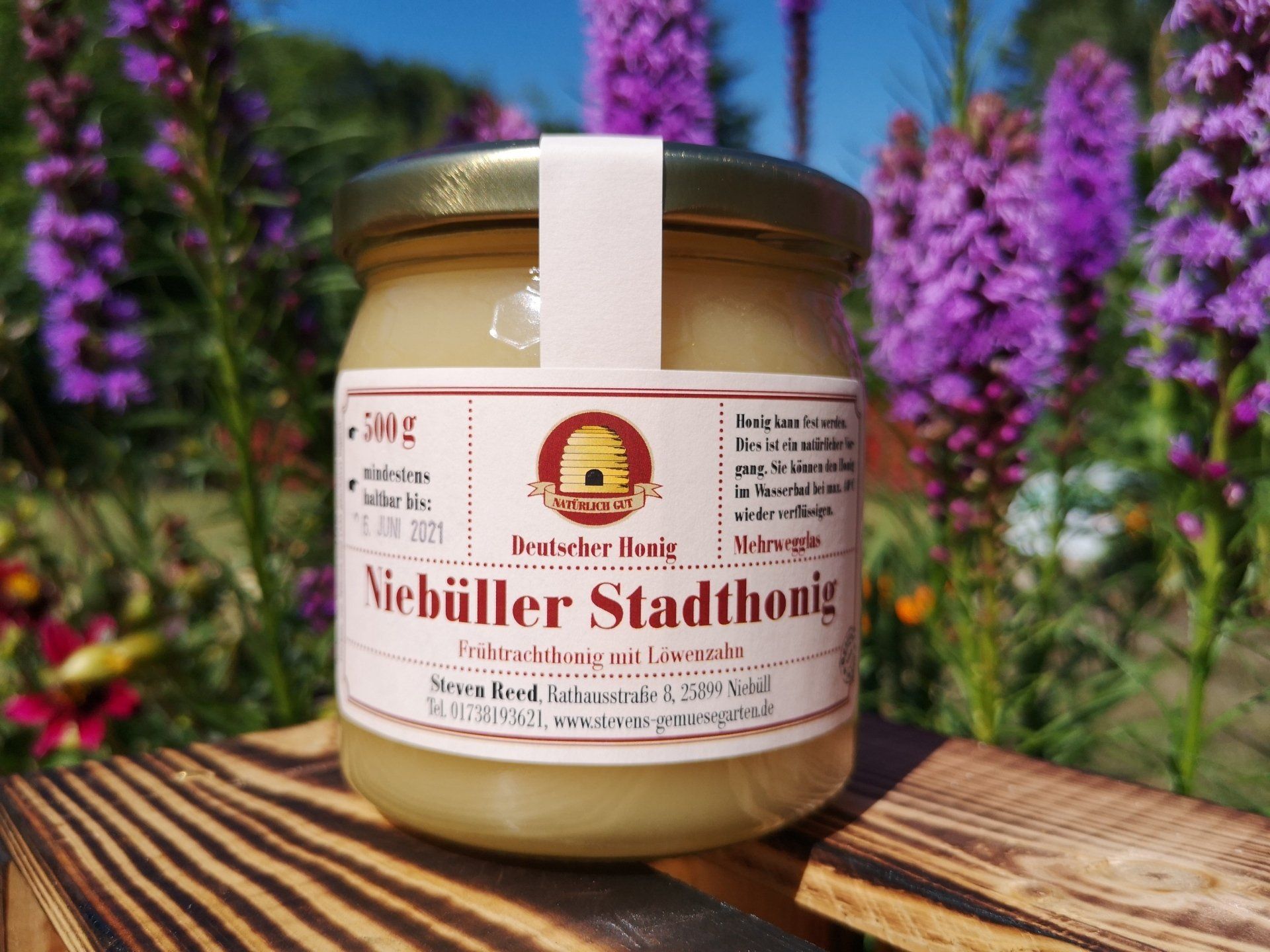 Niebüller Stadthonig Frühtracht Honigglas mit Blumen