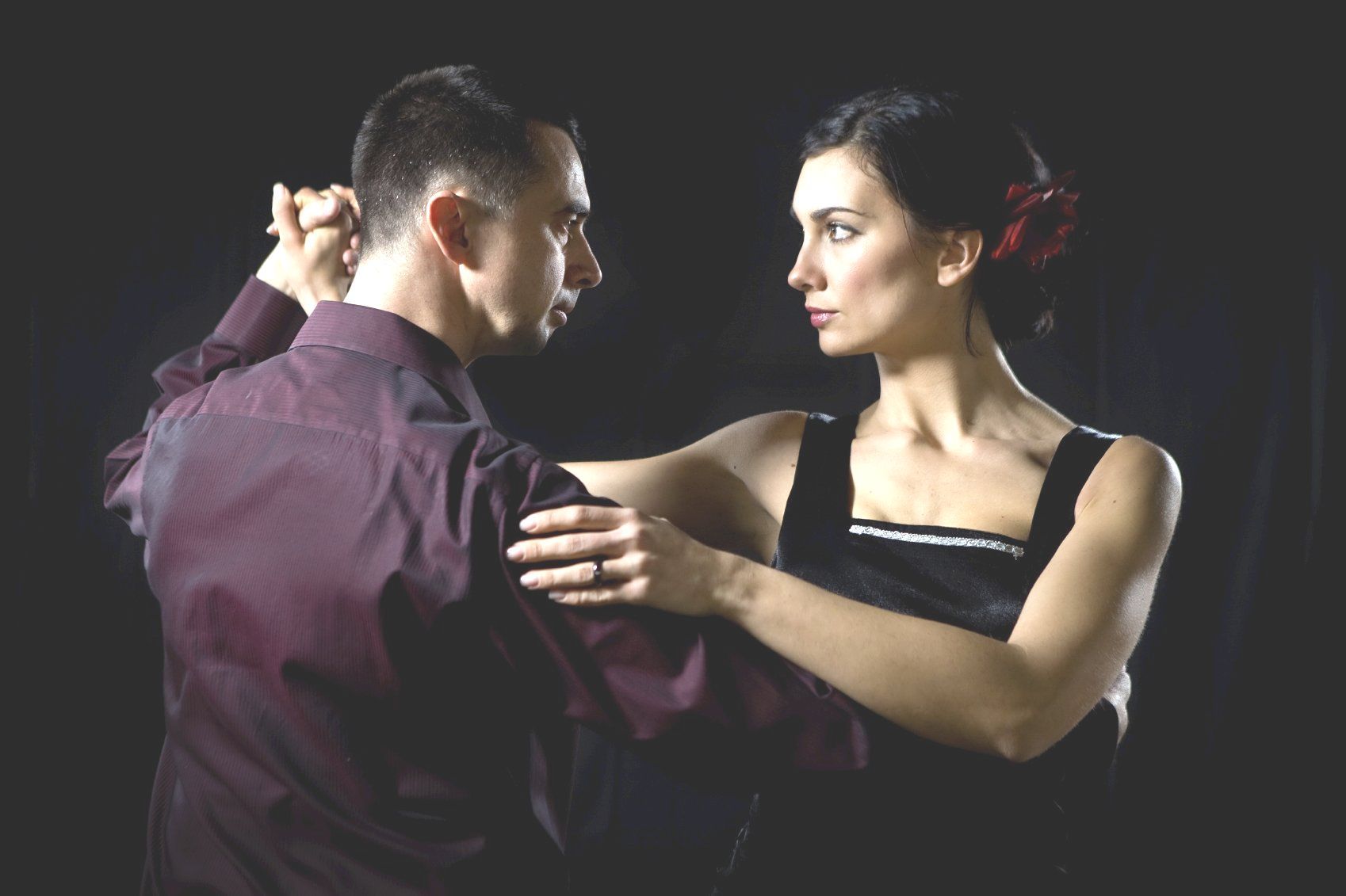 Deux danseurs un homme et une femme se regardent en dansant en connexion