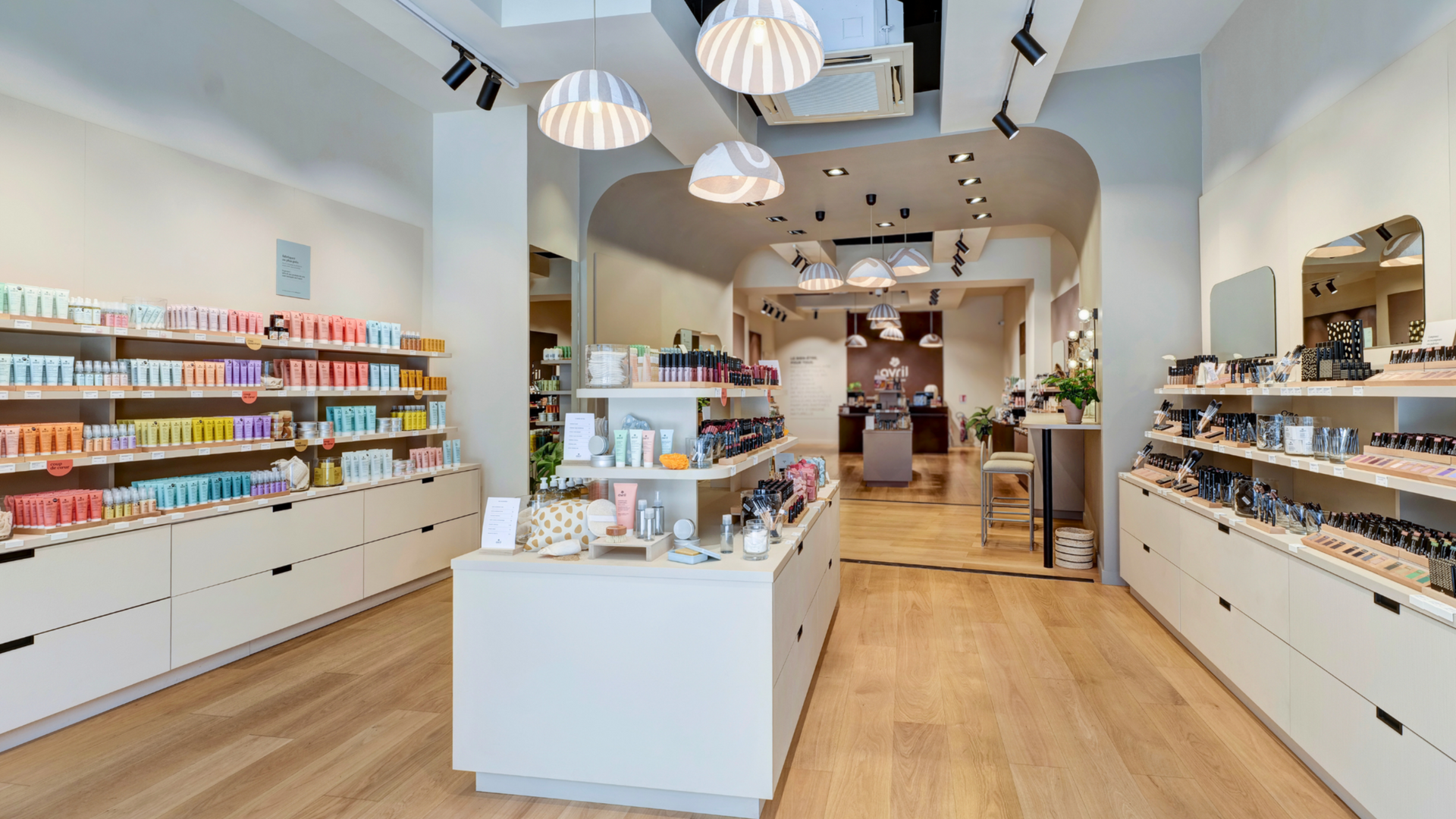 Vue d’un espace commercial rénové par Marie Heuman, architecte d’intérieur à Tours — mobilier sur mesure et ambiance chaleureuse