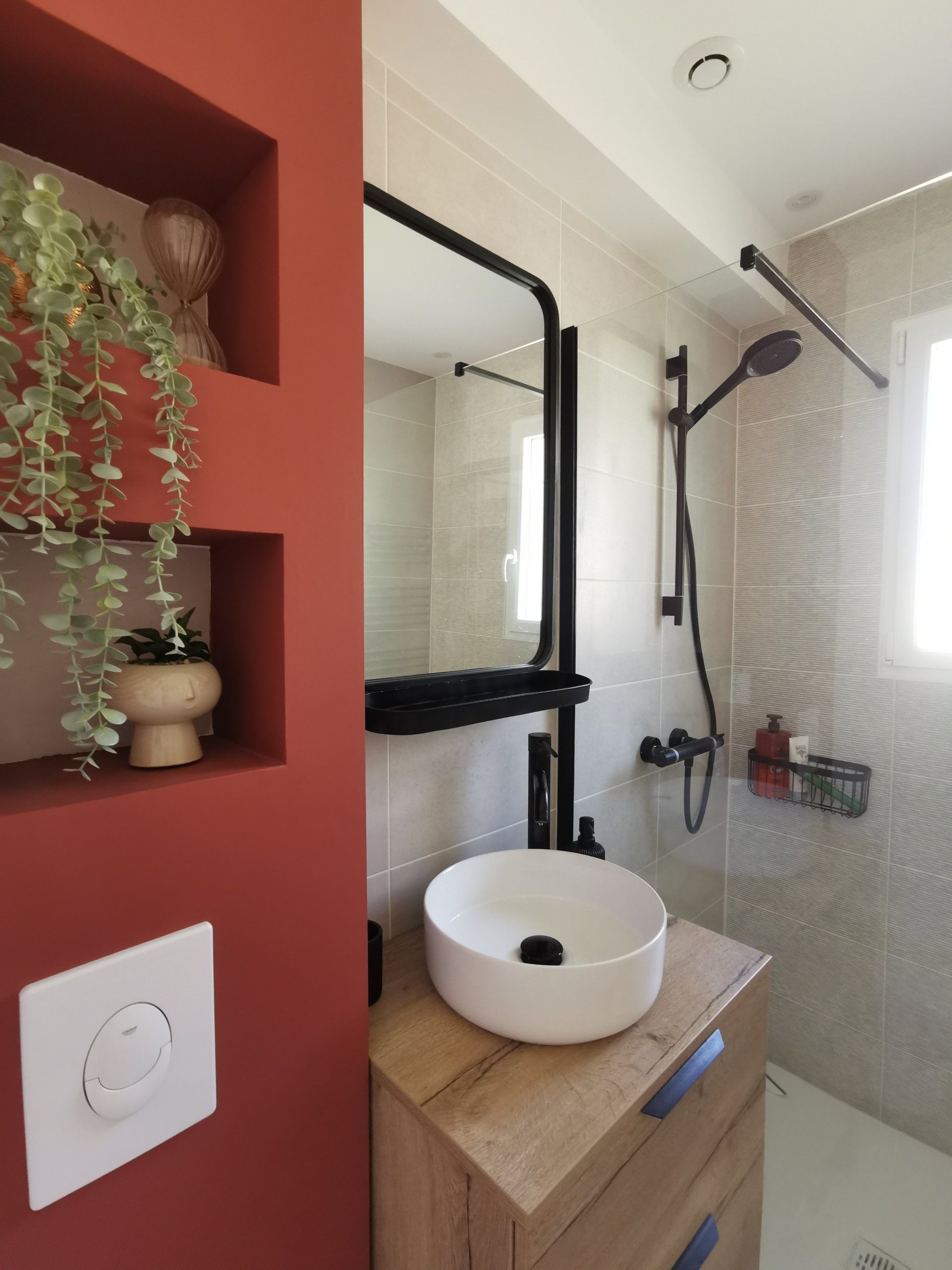 Salle de bains. Douche à l'italienne, meuble vasque bois et mur wc terracotta