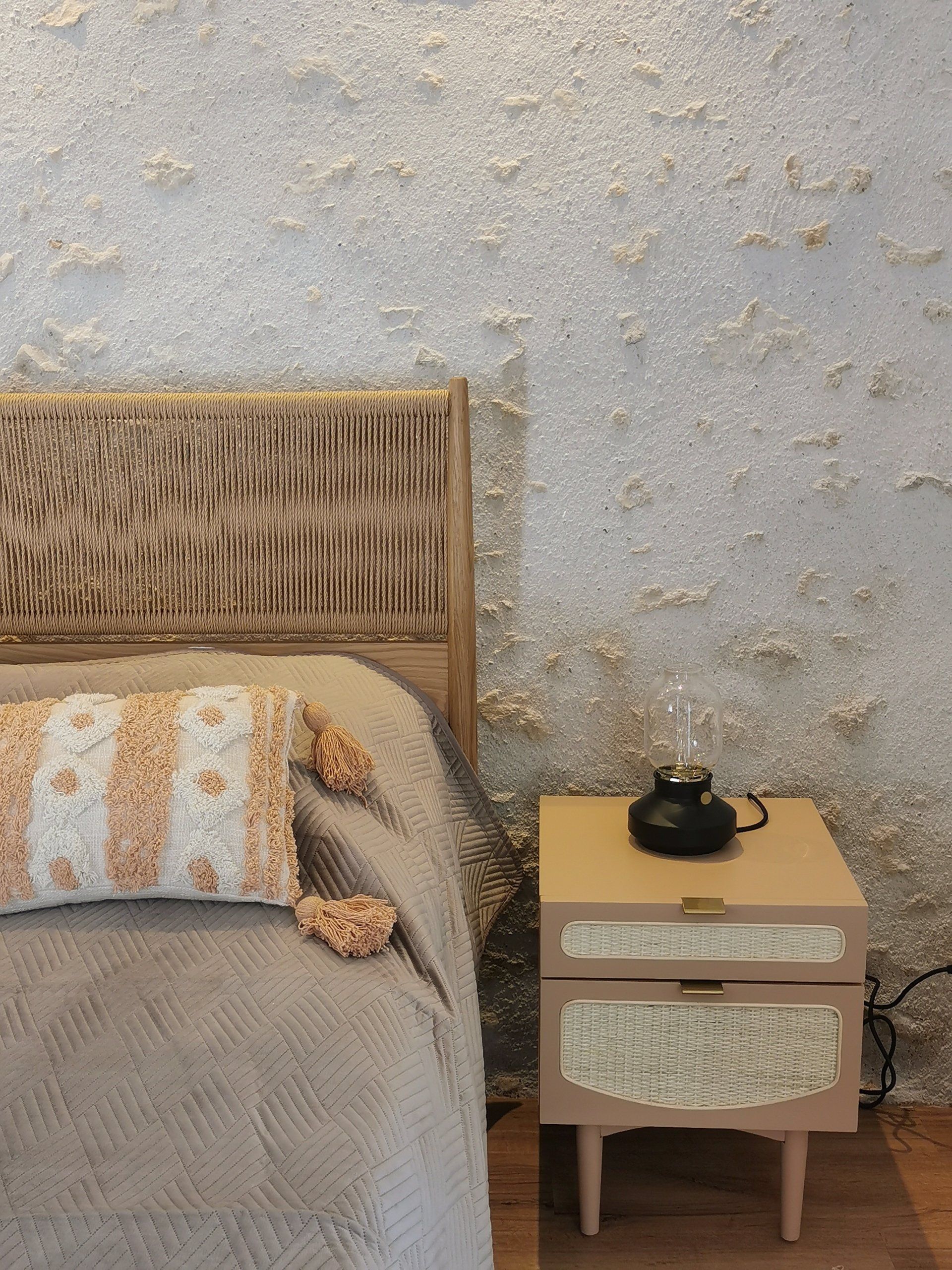 Chambre mur en pierre et poutre au plafond