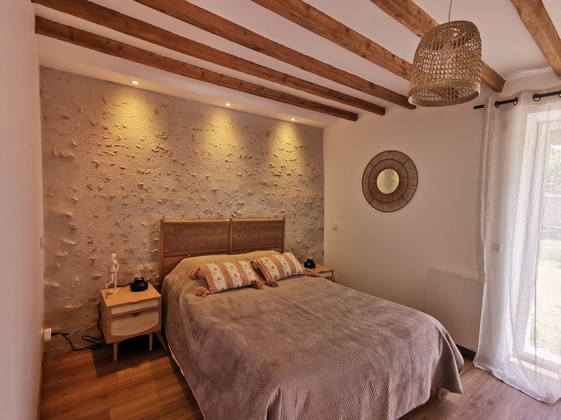 Chambre mur en pierre et poutre au plafond