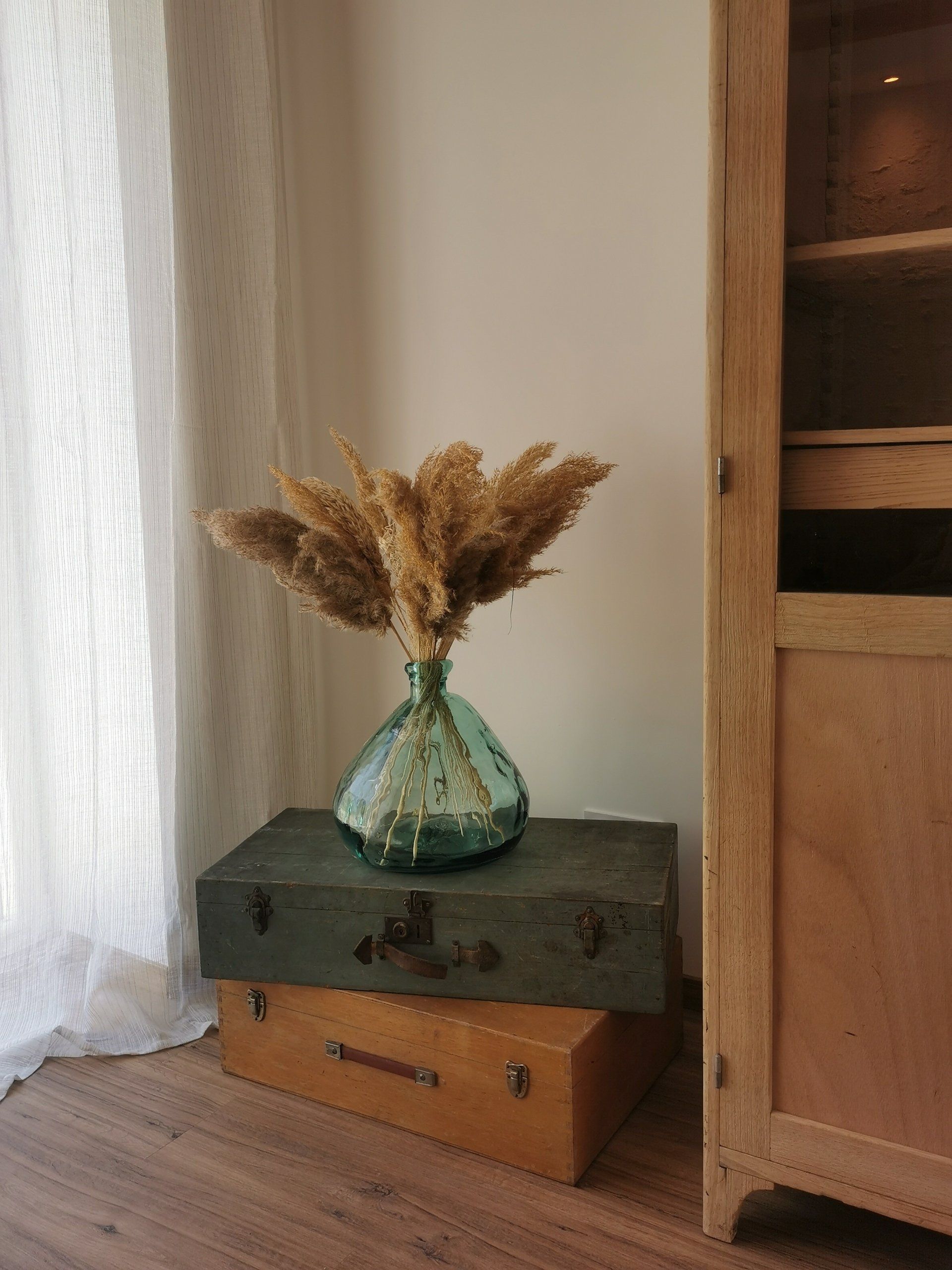 Chambre mur en pierre et poutre au plafond