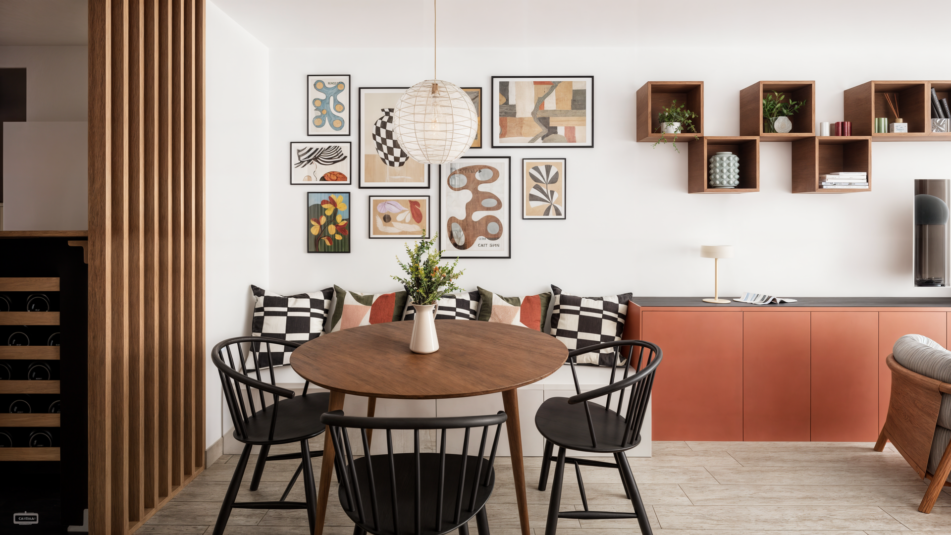 Une table à manger entourée de chaises, une galerie d'art murale sur le mur blanc, une plante en pot sur la table et une cave à vin sur la gauche.