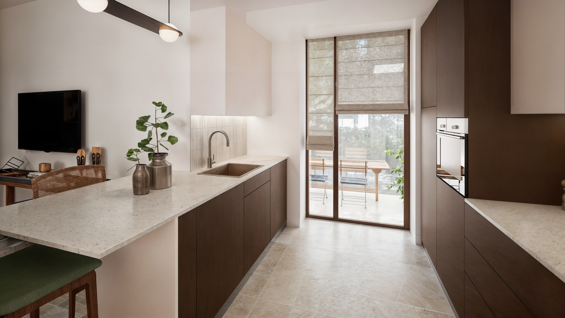 Une cuisine avec des comptoirs blancs, des armoires marron et une grande fenêtre.