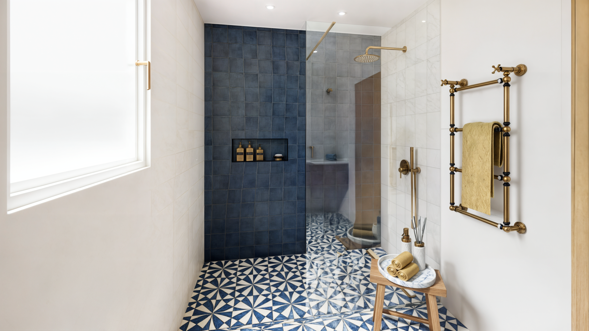 Une salle de bain avec un sol à motifs bleus et blancs, une porte en bois, une vasque avec un miroir rond, des toilettes et un tabouret.