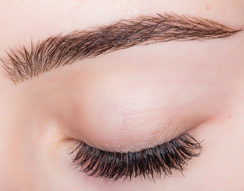 Härchenlinien - Microblading: Eine präzise Technik für natürlich aussehende Augenbrauen mit Permanent Make-up. Durch die manuelle Anwendung feinster Härchenstriche entsteht eine individuelle und authentische Optik. Perfekt zur Korrektur dünner Augenbrauen und zur Schaffung von Form und Definition.
