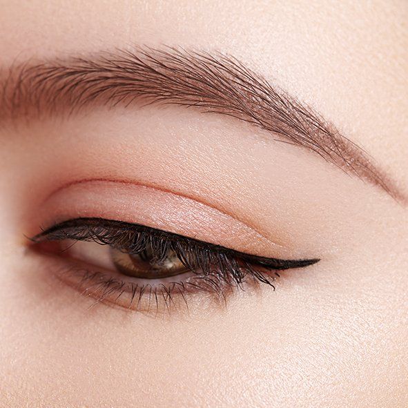Permanent Make-up Lidstrich - Präziser, dauerhafter Eyeliner, der die Augen betont und einen perfekten Look den ganzen Tag über bietet.