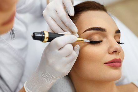 Permanent Make-up Augenlider - Präzise und dauerhafte Lidstriche für ausdrucksstarke Augen. Sparen Sie Zeit beim täglichen Schminken und genießen Sie einen verwischungsfreien Look. Perfekt für dünnere oder asymmetrische Wimpernlinien. Geeignet für Allergiker und empfindliche Haut. Vertrauen Sie einem professionellen Spezialisten für optimale Ergebnisse.