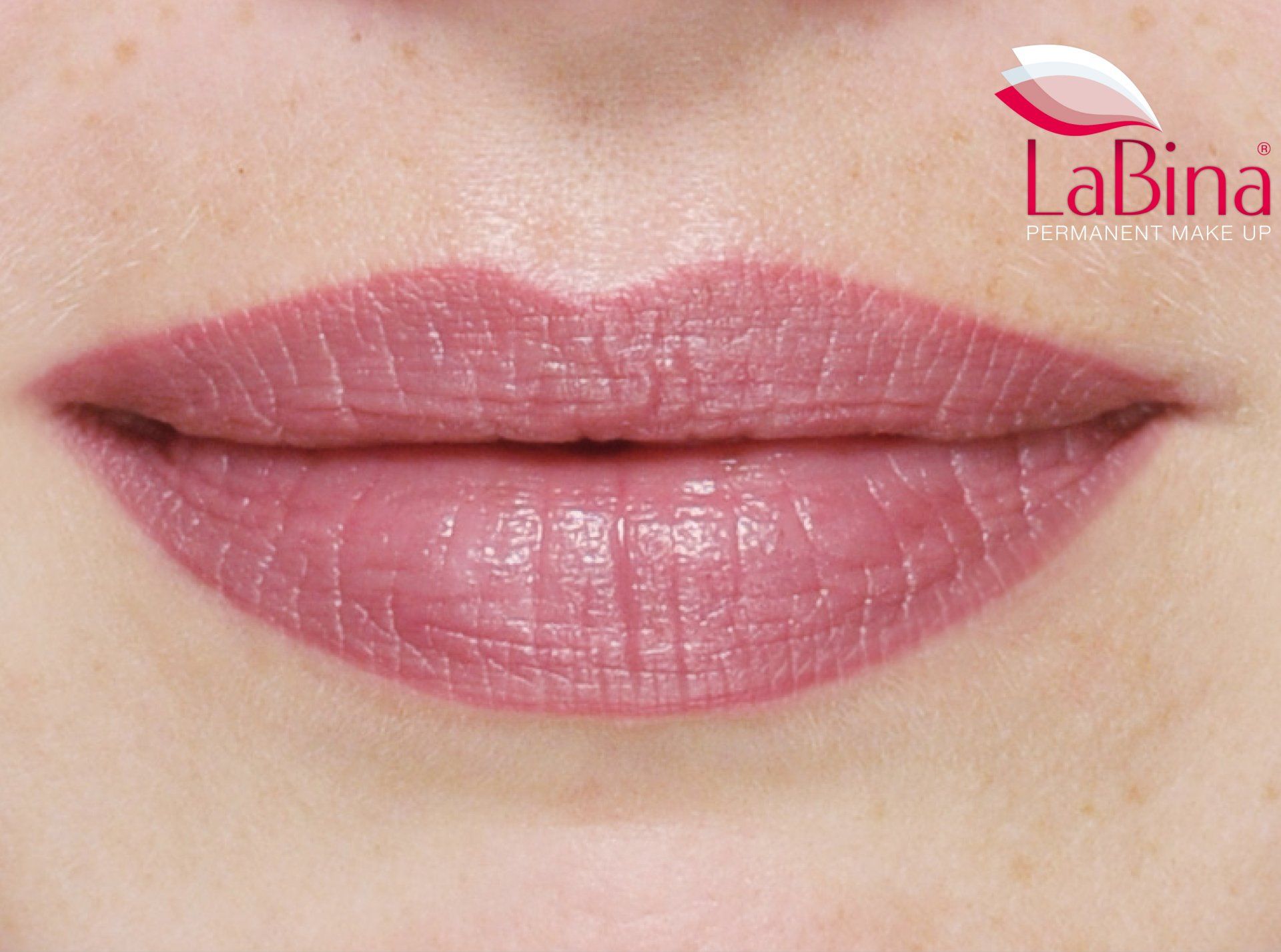 Permanent Make-up - Lippen-Vollschattierung für volle und definierte Lippen mit intensiver Farbauffüllung