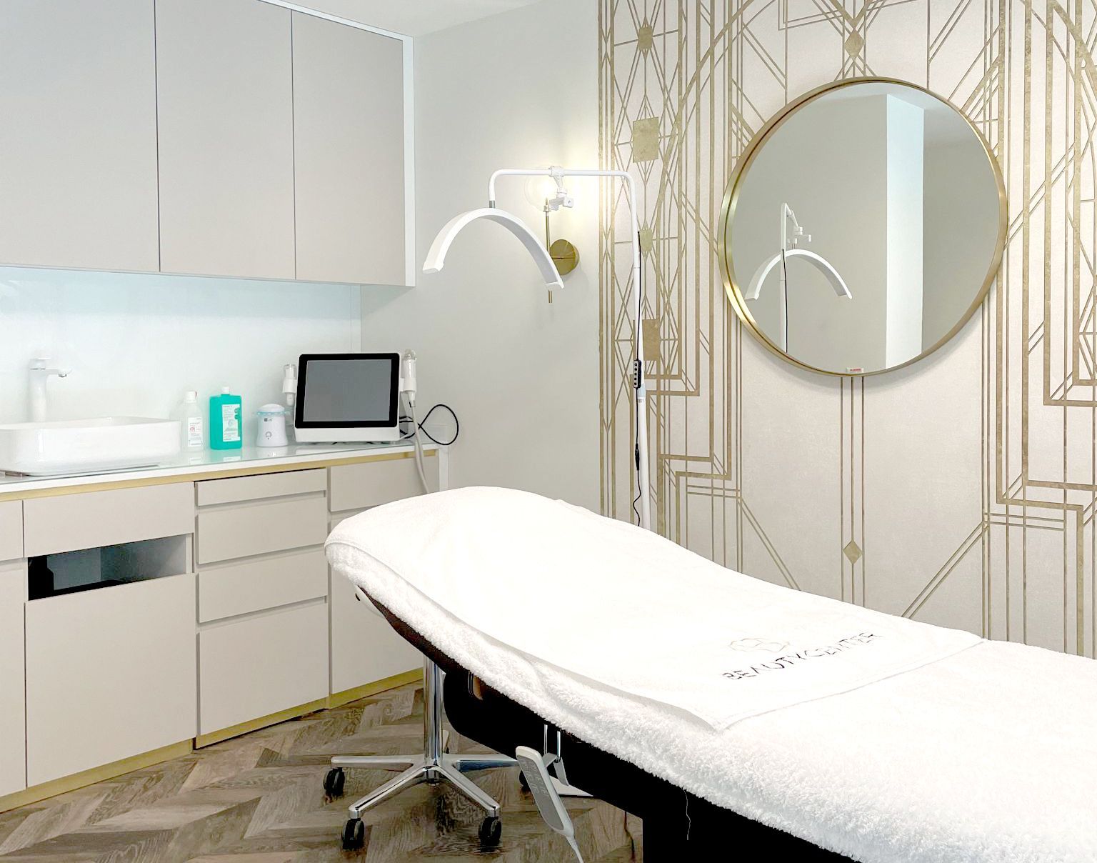 Permanent Make-up Augenbrauen: Perfekte Gestaltung und langanhaltende Ergebnisse. Sparen Sie Zeit im täglichen Schminkprozess. Erfahrene Experten, hochwertige Farbpigmente. Vereinbaren Sie einen Termin für Ihre individuelle Augenbrauenbehandlung.