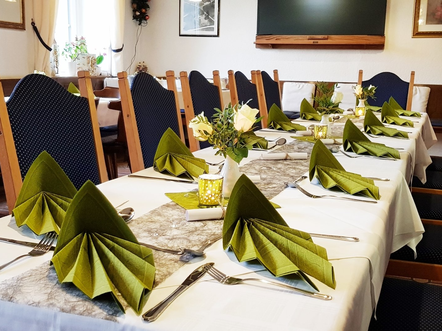 Feste feiern wie sie fallen Gedeckter Tisch in Grün Geburtstags-Tafel