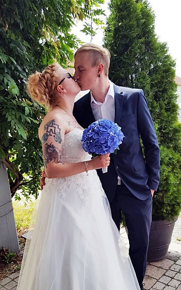 Grod g'heirat Hochzeits-Paar vor der Alten Schule in Rehschaln