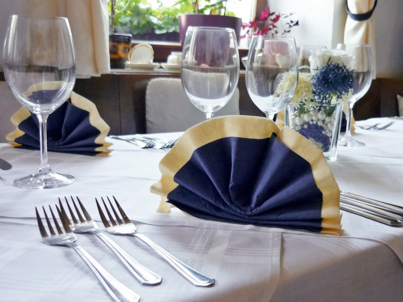 Tisch Deko Blau Weiß Creme Hochzeit jubiläum