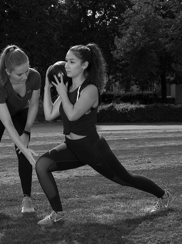 Korrektur am Knie bei Ausfallschritten mit Medizinball auf Schulter