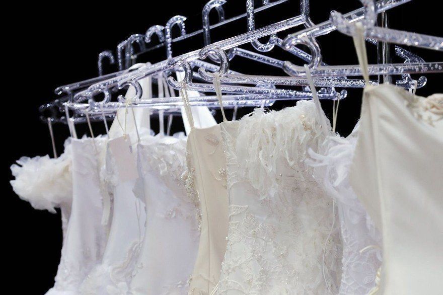 Trajes de novia colgados