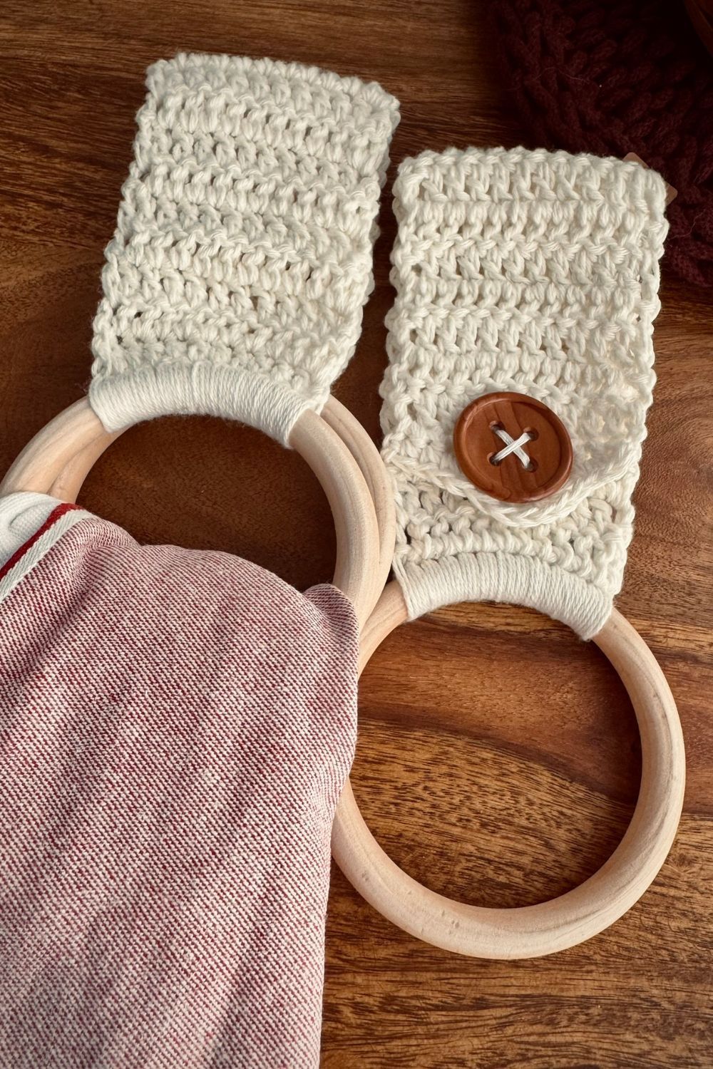 gehaekelte Schneeflocken in verschiedenen Farben auf Holztisch