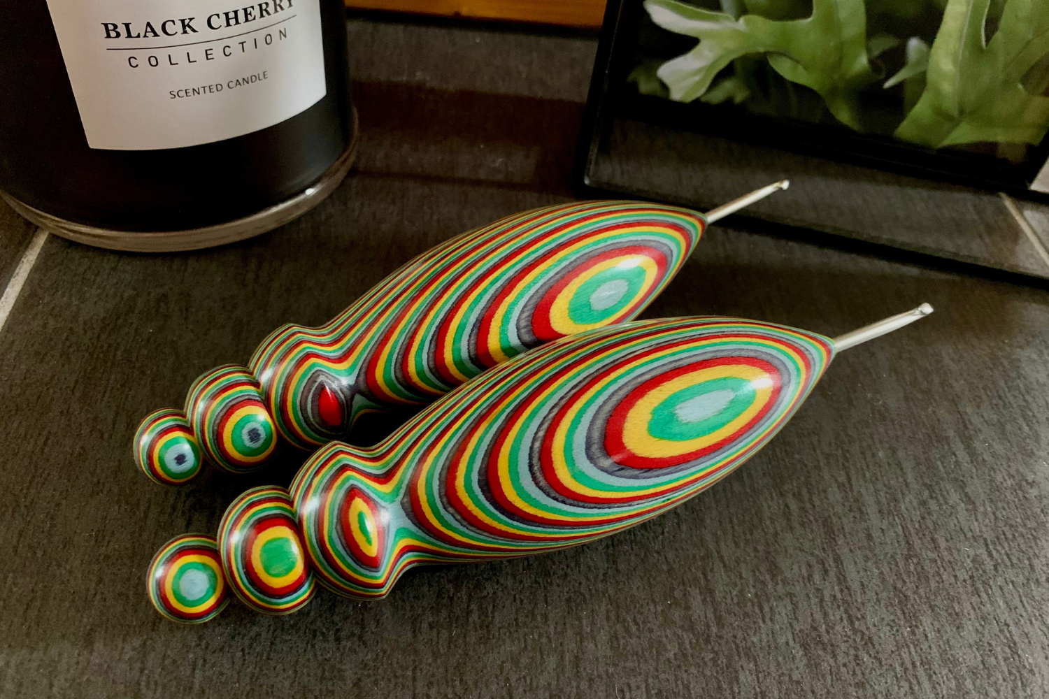 Haekelnadel Molly aus buntem Schichtholz