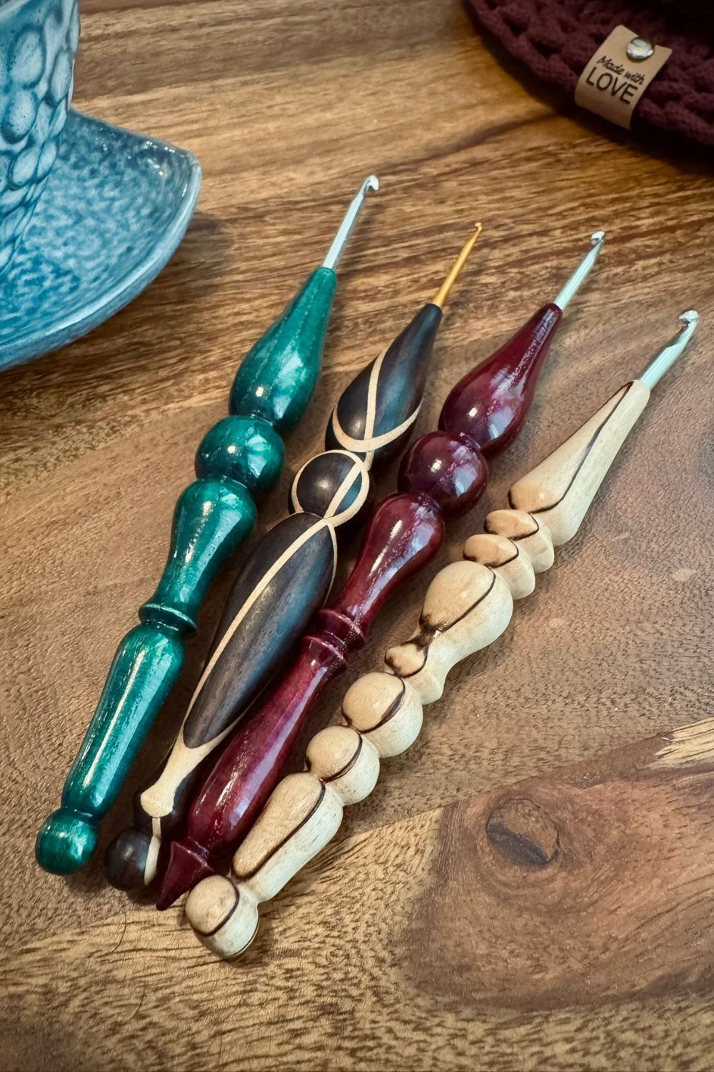 vier Haekelnadeln mit normalen Griffen handgedrechselt aus Holz