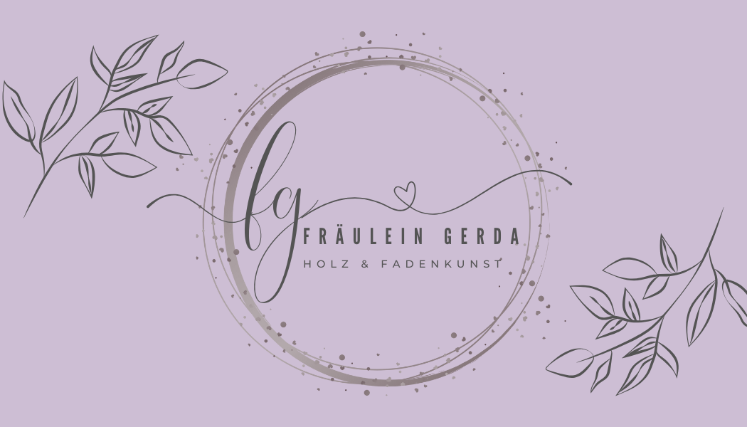 Logo mit verschörkelten Buchstaben und Zweigen