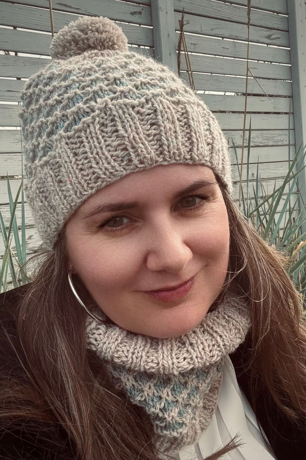 Mütze mit Bommel und Cowl Duenenwind getragen