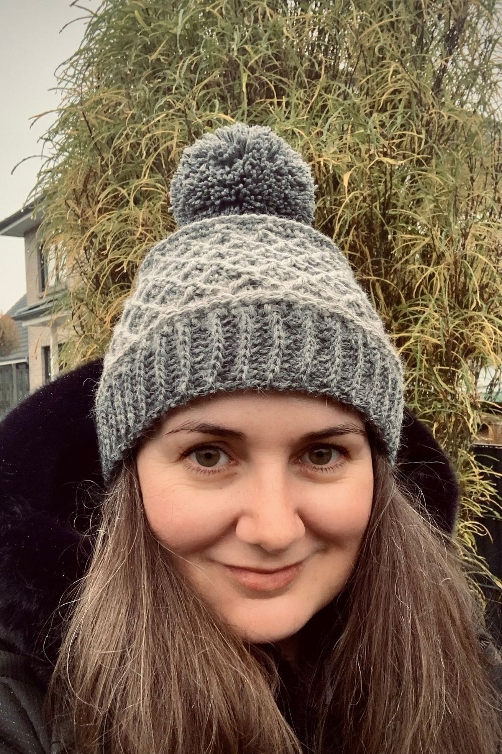 gehaekelte Mütze Salino in verschiedenen Grautoenen