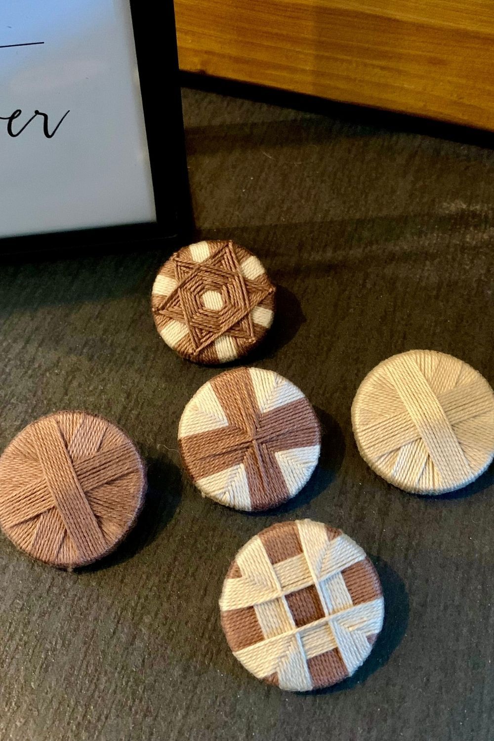 5 Posamentenknöpfe mit verschiedenen Mustern in Braun