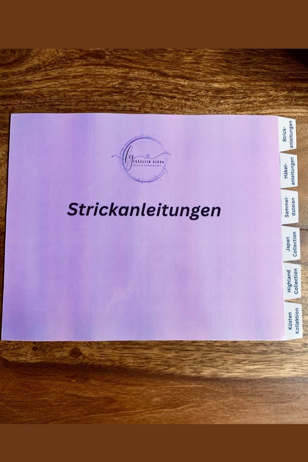 Register für Sammelordner auf Holztisch