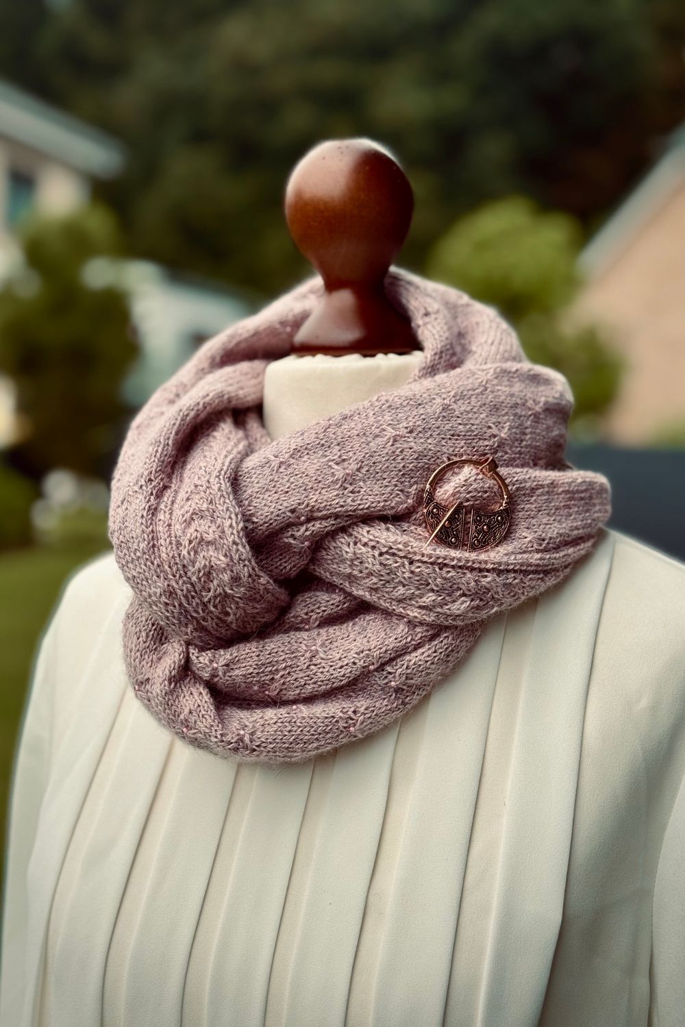 Schal Lyra mit Tuchnadel