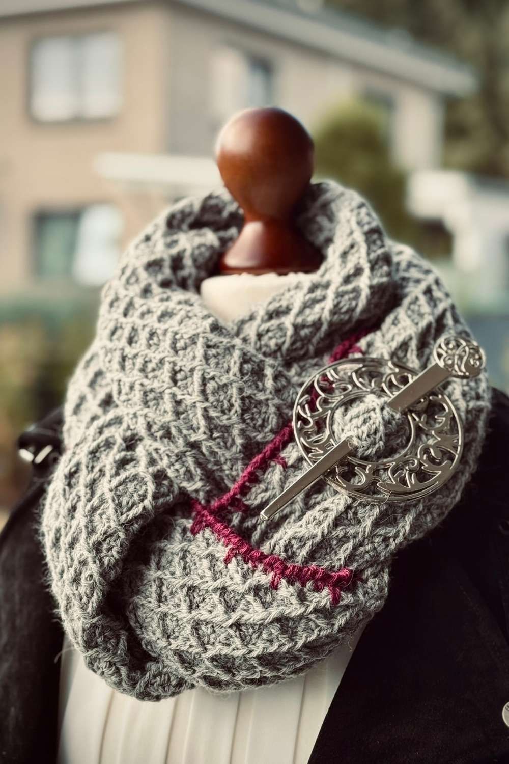 Salino Schal mit keltischer Tuchnadel