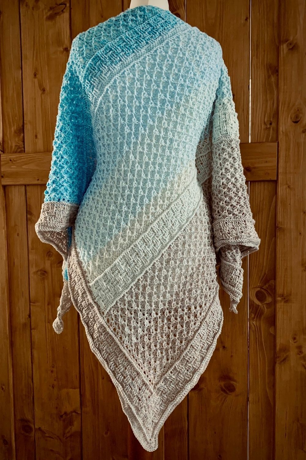 gehaekeltes Tuch Capo Bianco aus der Kuesten Collection in den Farben Türkis und Sand mit Farbverlauf