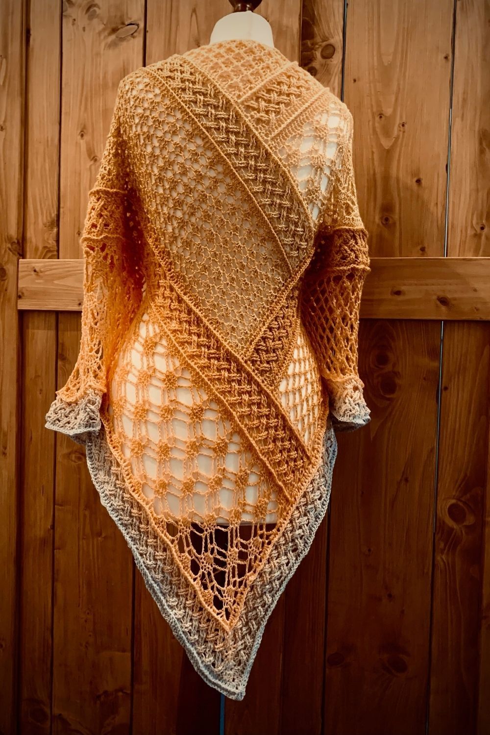 Haekelanleitung Fruehlingserwachen, luftig gehaekeltes Tuch mit dem besonderen Dreh