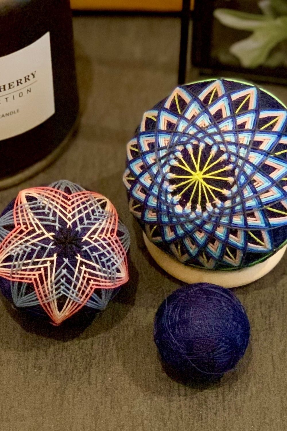 Temari Kugeln auf Tablett