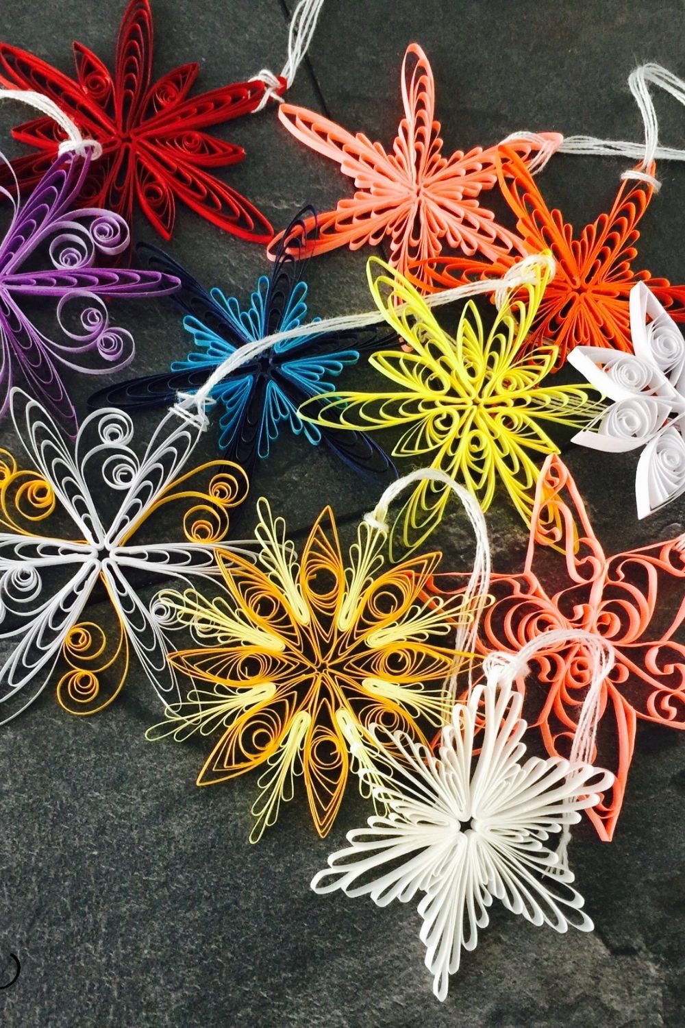 kleine bunte Sterne aus Papier, Quilling