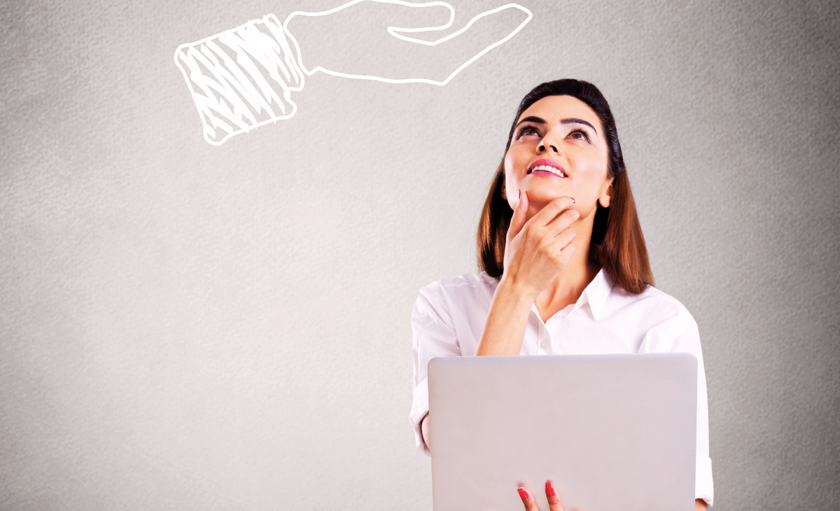 Femme réfléchissant à des solutions agréables devant un ordinateur