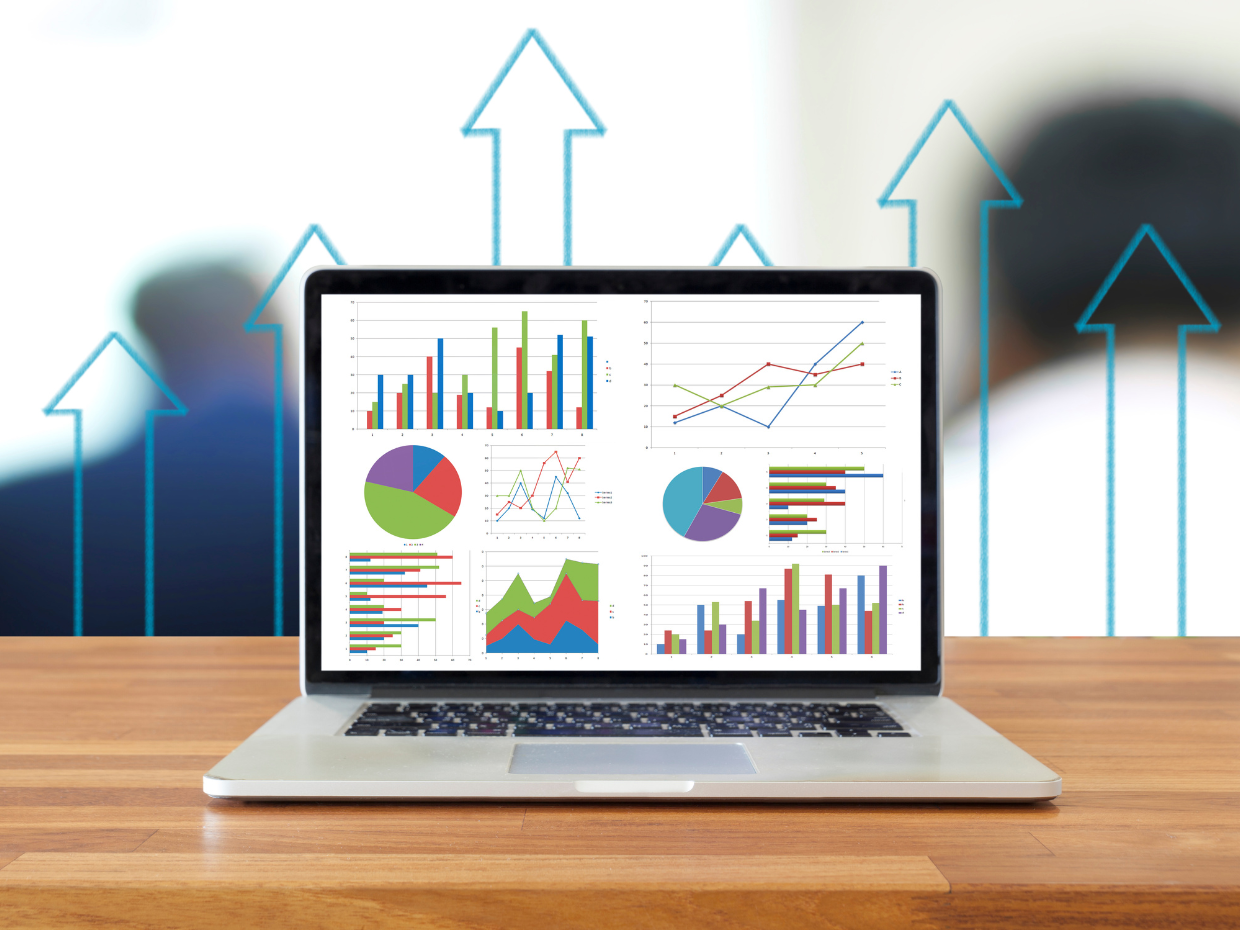 ordinateur avec des statistiques sur l'écran