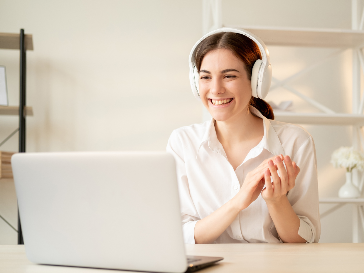 Femme utilisant un ordinateur en souriant