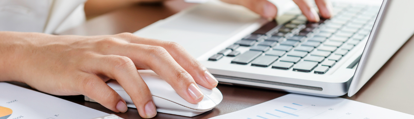 femme utilisant un ordinateur