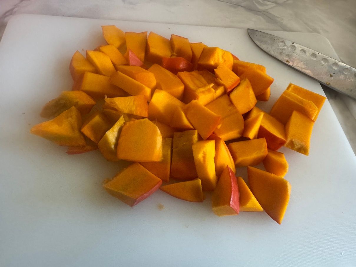 als nächstes schneide den ganzen ( abgewogenen ) Kürbis in grobe Stücke