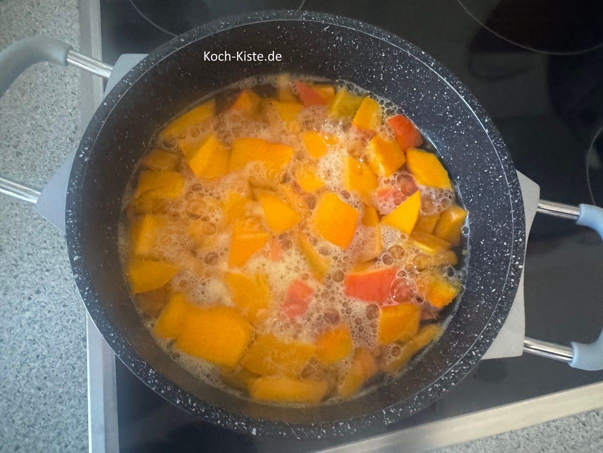 Die Kürbisstücke kommen in einen kleinen Topf, werden mit Wasser bedeckt und ca. 7 Minuten gekocht - bis sie weich sind