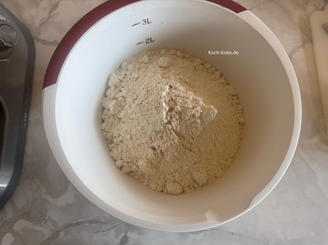 stelle die Rührschüssel auf die Küchenwaage auf 0 und wiege 450 g Dinkelmehl ab