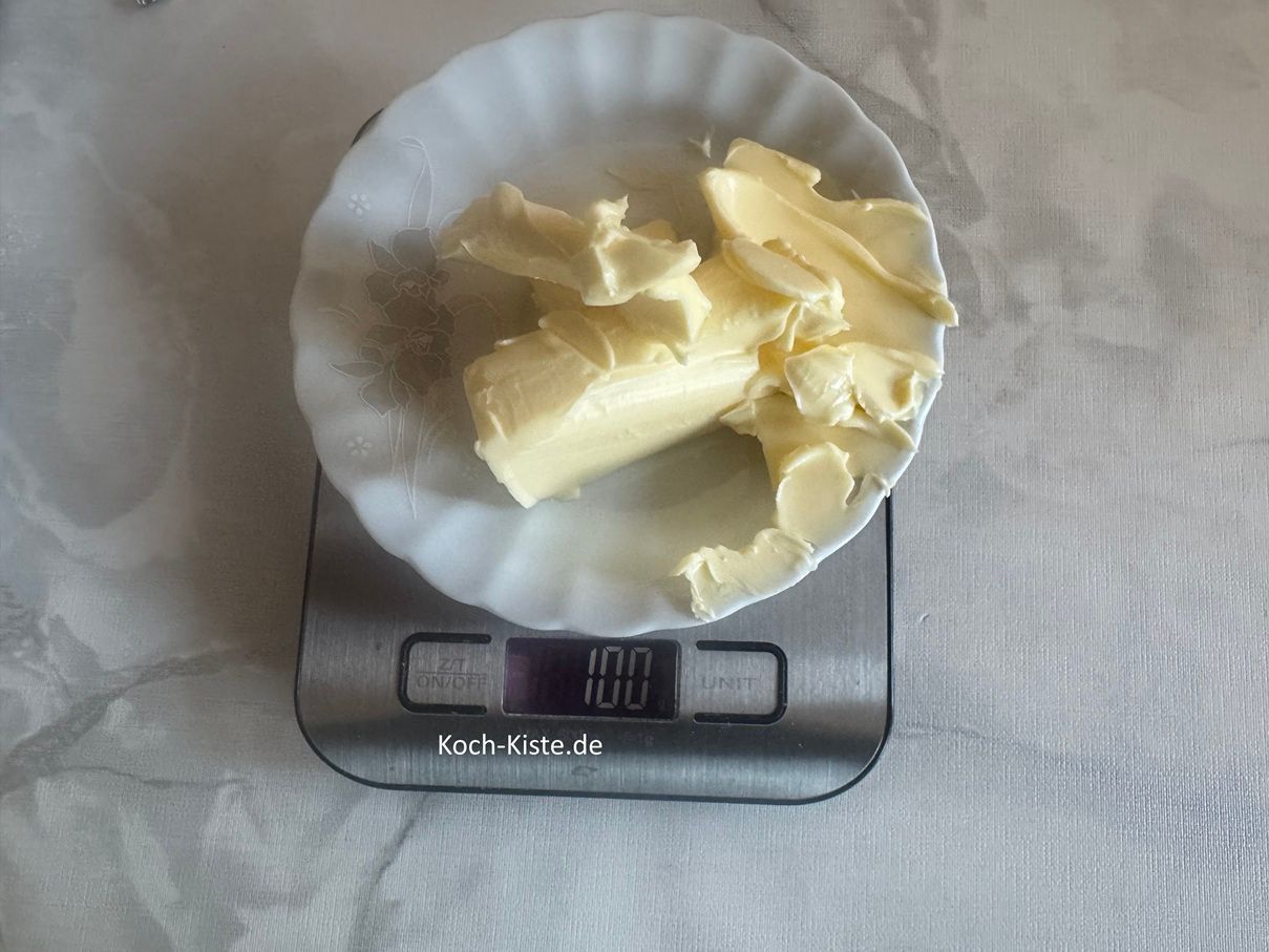 stelle einen kleinen Teller auf die Küchenwaage und wiege 50 g Butter ab