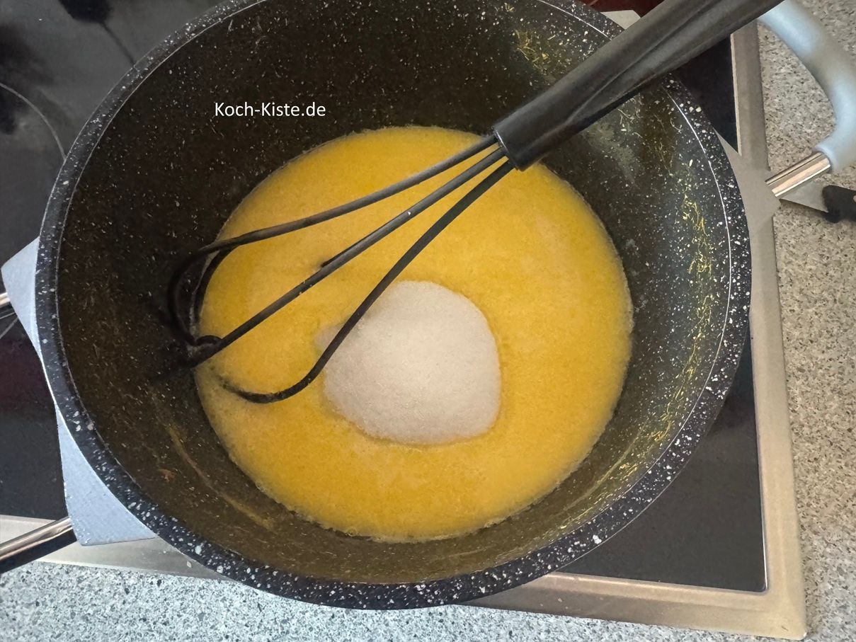 gieße die Milch hinzu und streue den Zucker dazu . Jetzt erwärme die Milch, dabei verrühre alles mit dem Schneebesen. Die Milch darf nicht Kochen ! sonst geht die Hefe nicht mehr auf.