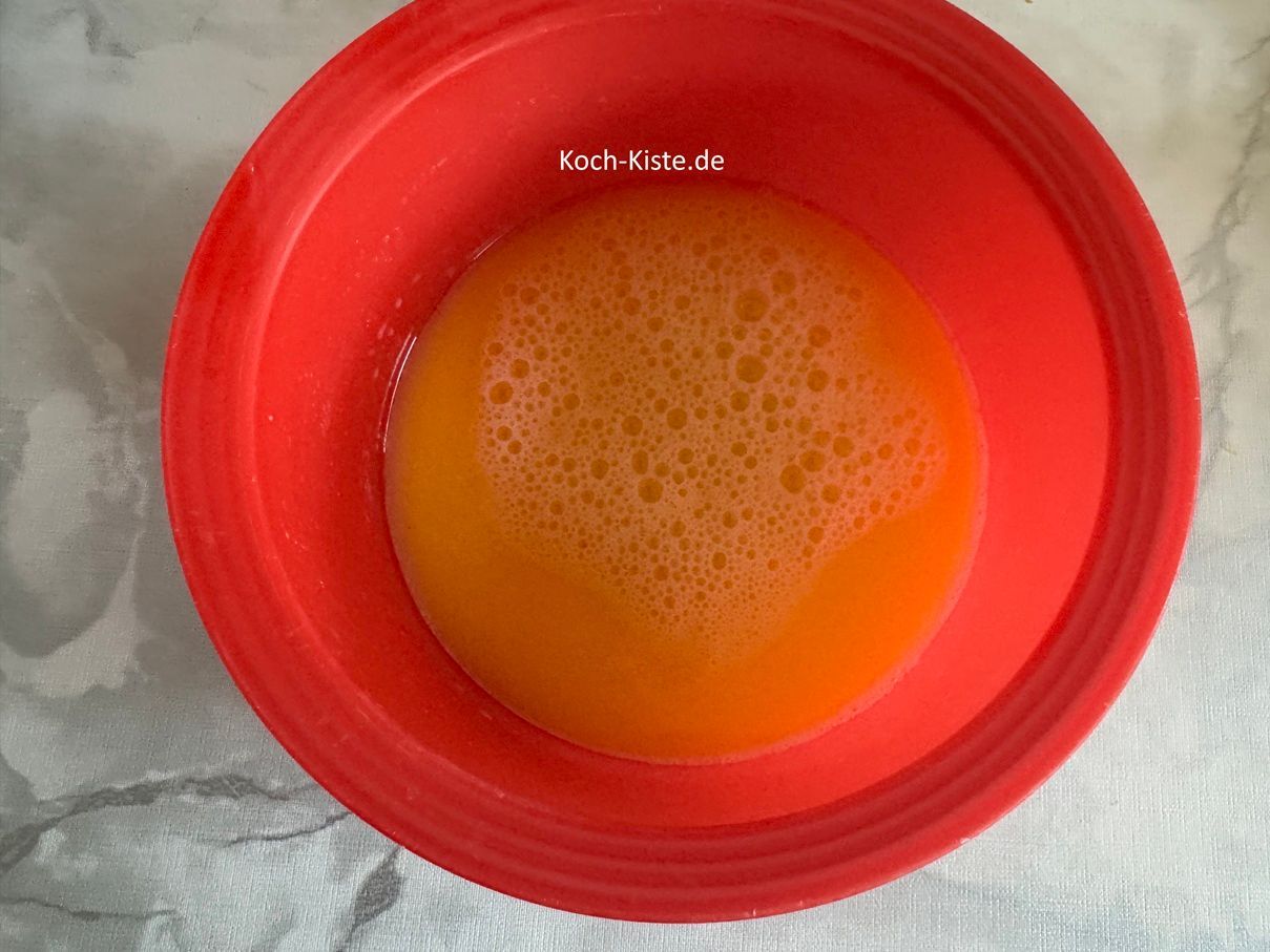 gieße die erwärmte Milch in eine Schüssel ,