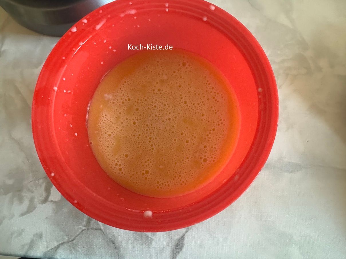 bröckel die Hefe hinein und verrühre alles so lage bis die Hefe aufgelöst ist.