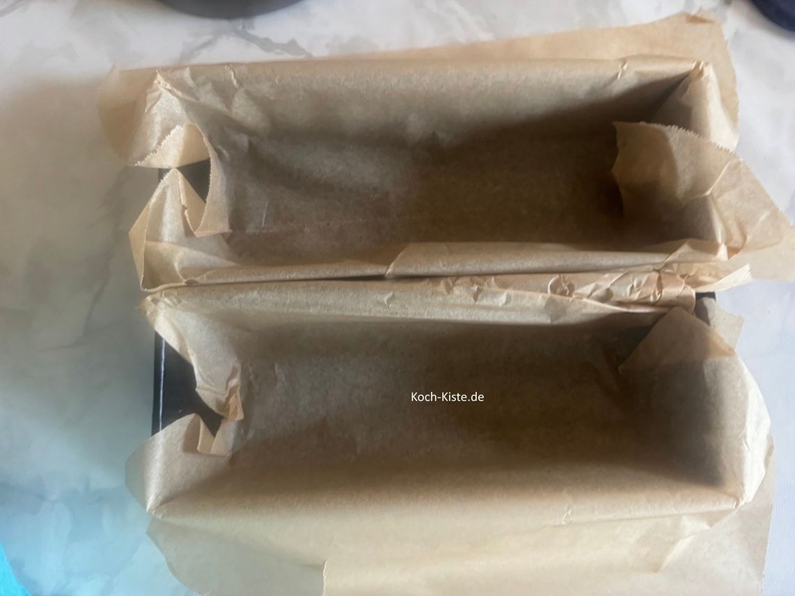 lege die Kastenform mit Backpapier aus