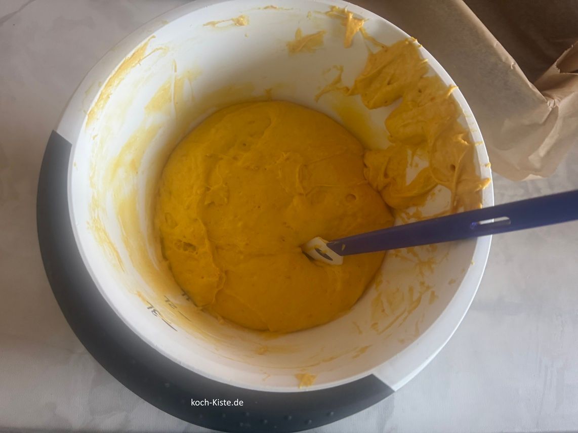 nehme Dir einen Teiglöffel und fülle den Teig in die Kastenform.