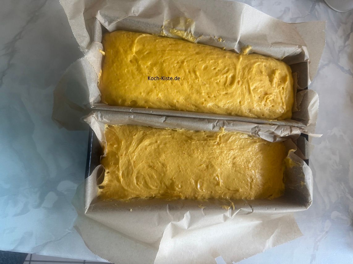 bestreiche die Oberfläche mit Milch und schneide dann die Oberfläache ca. 1 cm tief ein - in der Mitte