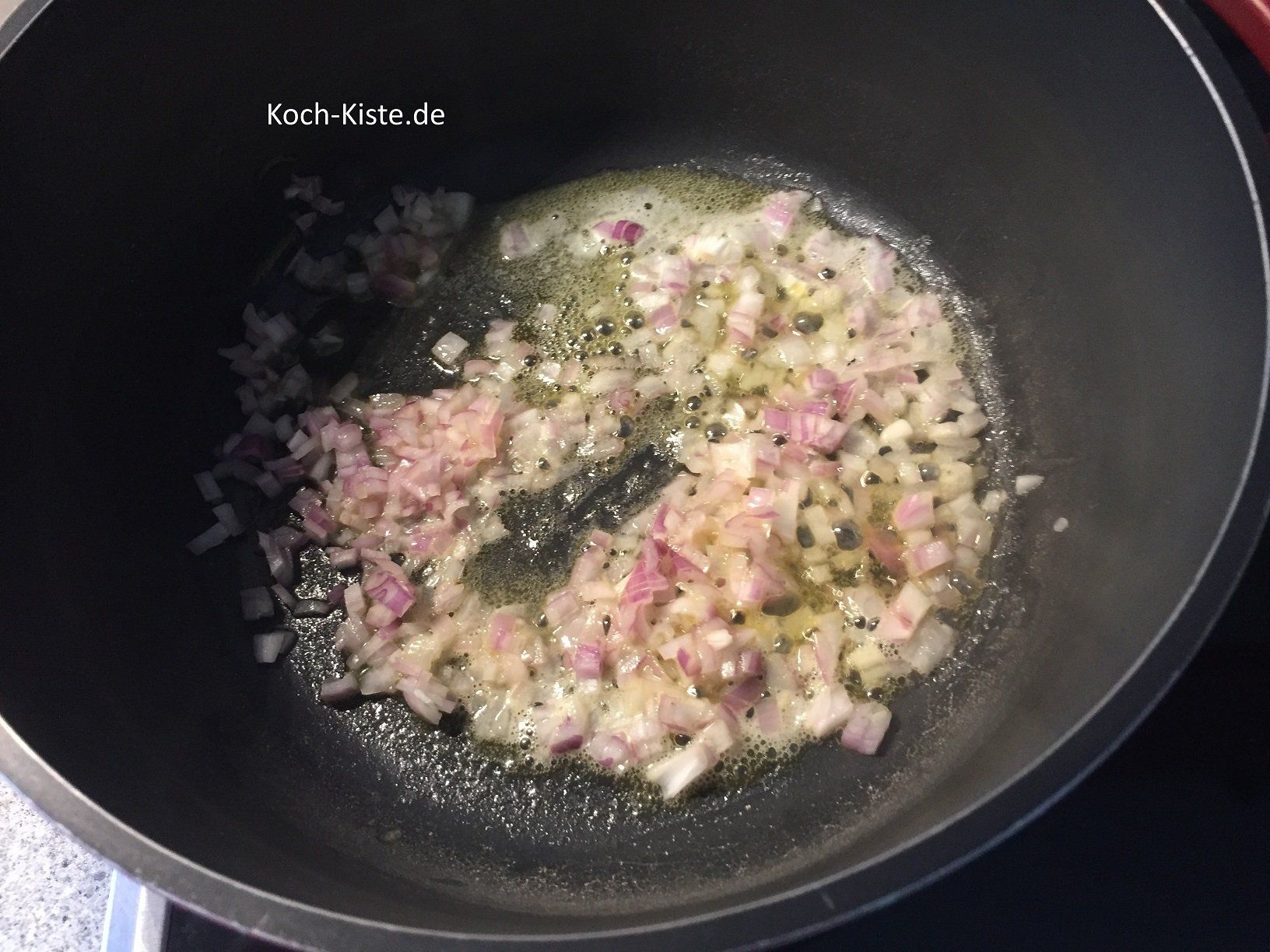 Schalotten pellen, würfeln und im Topf anbraten